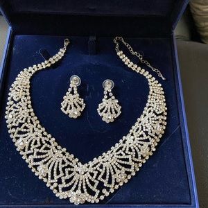Lady beautiful necklaces and earrings set